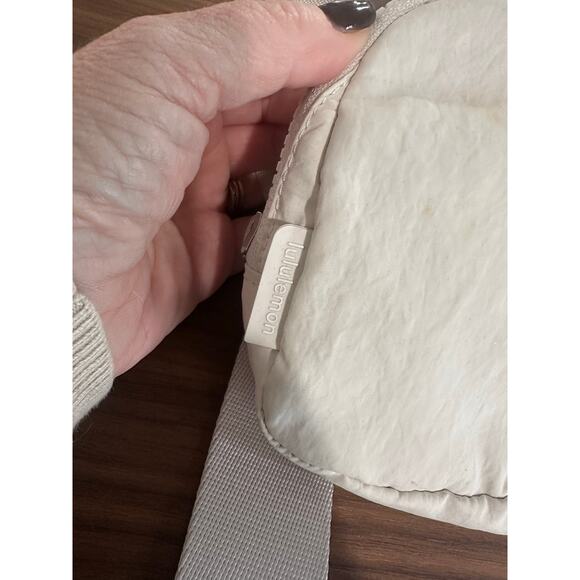 Lululemon Everywhere Belt Bag 1L - Picture 4 of 6